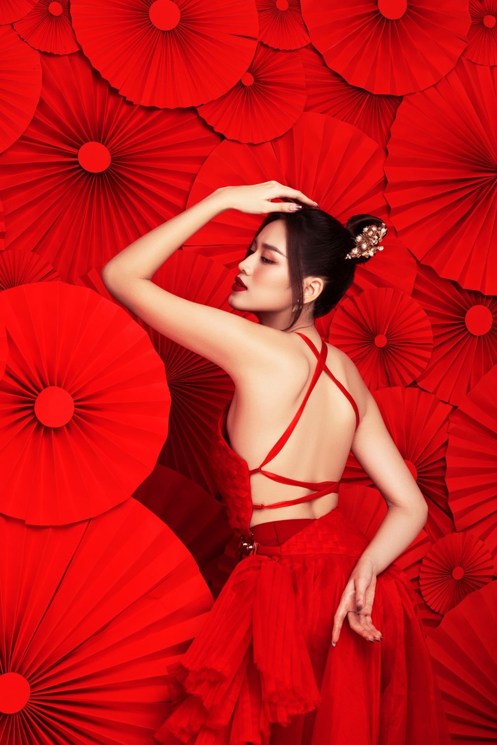 Hoa hậu Đỗ Hà diện yếm đỏ, khoe lưng trần gợi cảm trong bộ ảnh Tết - ảnh 4