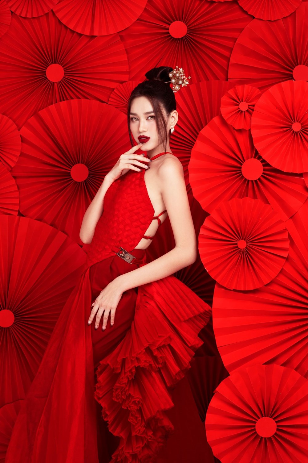 Hoa hậu Đỗ Hà diện yếm đỏ, khoe lưng trần gợi cảm trong bộ ảnh Tết - ảnh 3