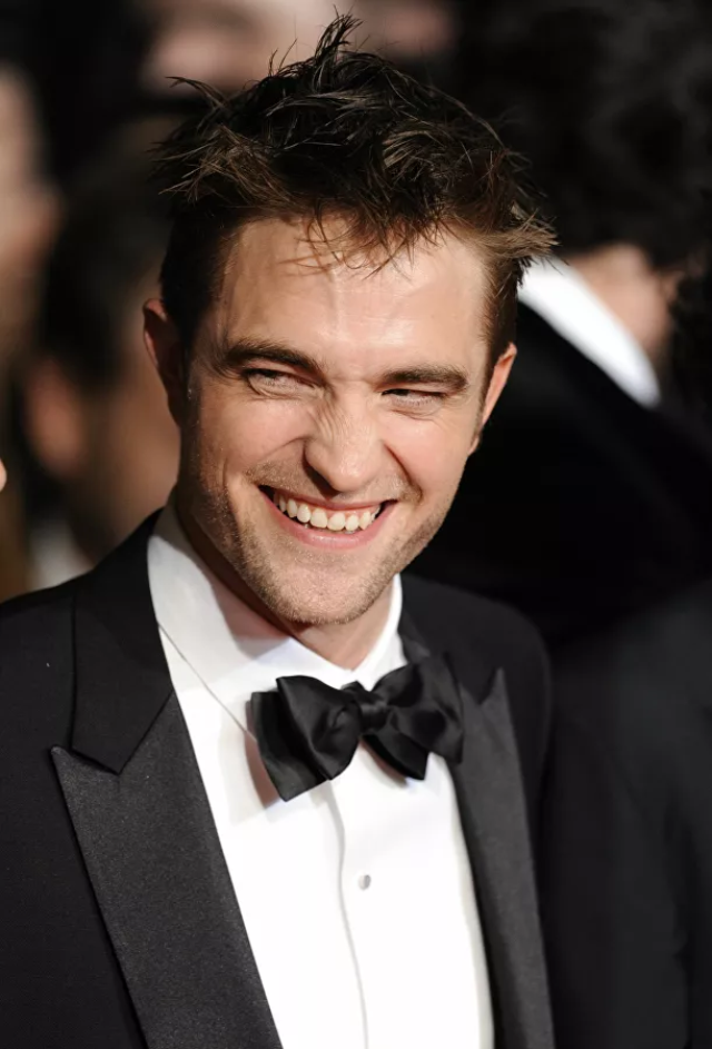 Nam diễn viên Robert Pattinson trên thảm đỏ Liên hoan phim Cannes lần thứ 70. Pattinson năm nay 36 tuổi.