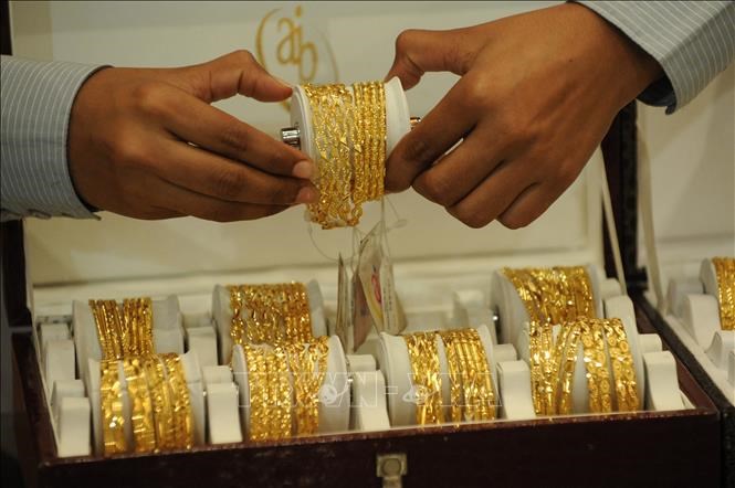 Một cửa hàng vàng tại Ahmedabad, Ấn Độ. Ảnh: AFP/TTXVN