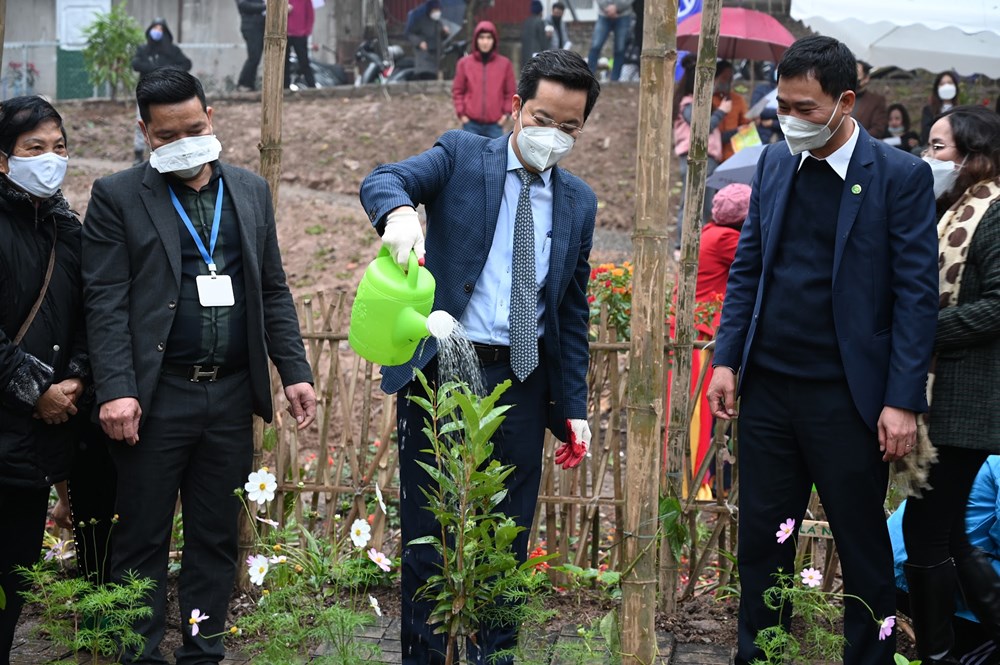 Lãnh đạo quận Hoàn Kiếm tưới cây trong không gian đáng sống