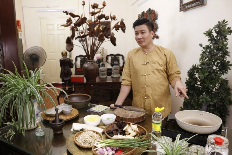 Đầu bếp Nguyễn Phương Hải hướng dẫn cách làm nem rán - món ăn truyền thống của người Việt trong mâm cỗ Tết