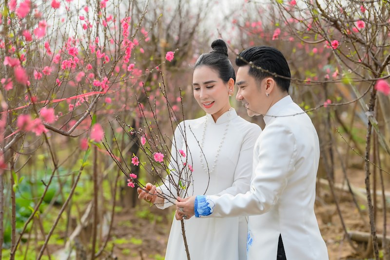 Địa điểm hai người lựa chọn tham quan đầu năm là vườn đào Phương Linh, Tây Hồ, Hà Nội.