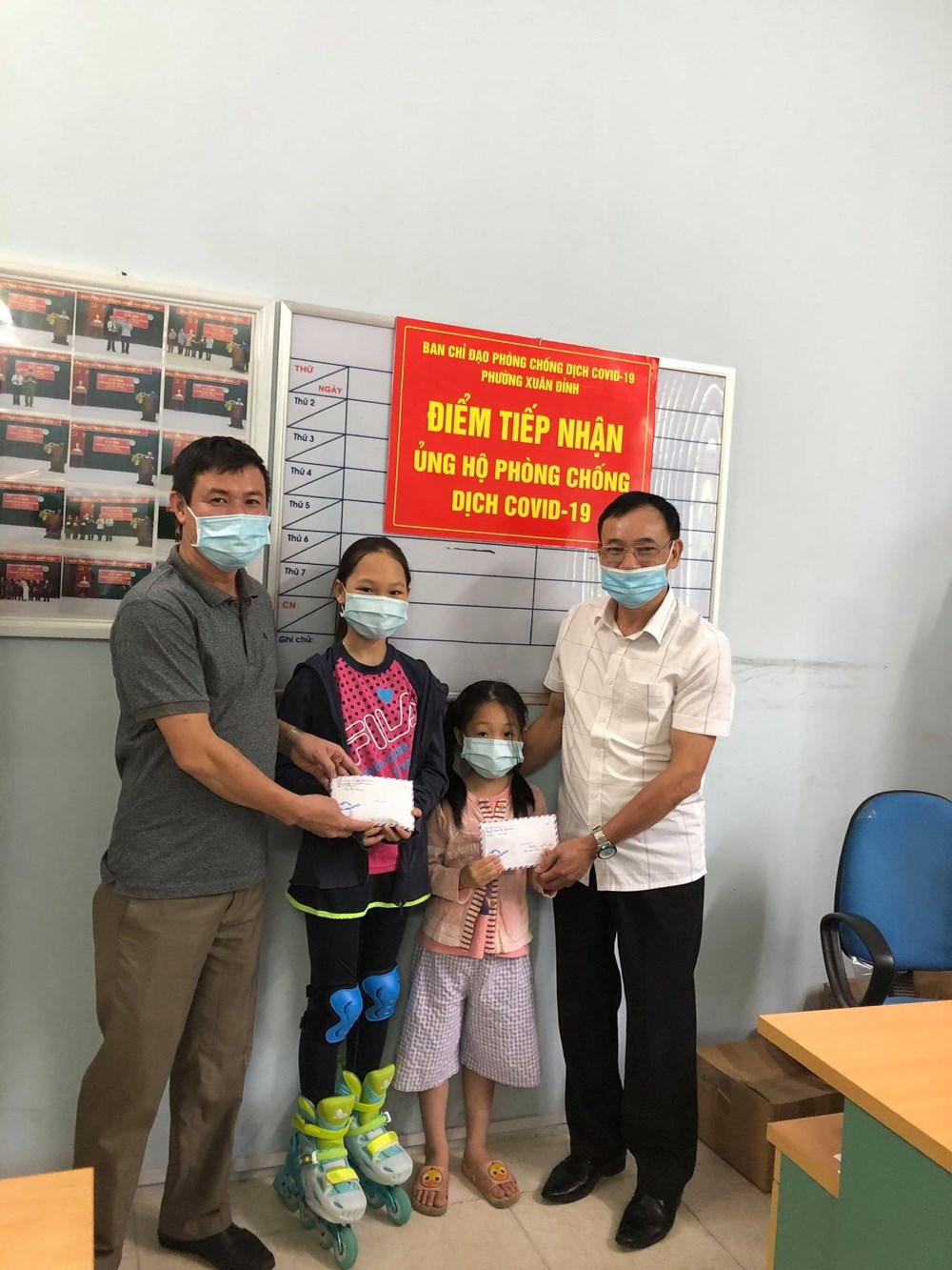 Hai bé Nguyễn Ngọc Diệp (lớp 1A23) và em Nguyễn Ngọc Trâm Anh (lớp 6A14, cùng học Trường THCS Xuân Đỉnh) đến các y bác sỹ tuyến đầu phòng chống dịch khi ủng hộ hết số tiền tiết kiệm là 1,7 triệu đồng cho Quỹ vắc-xin.