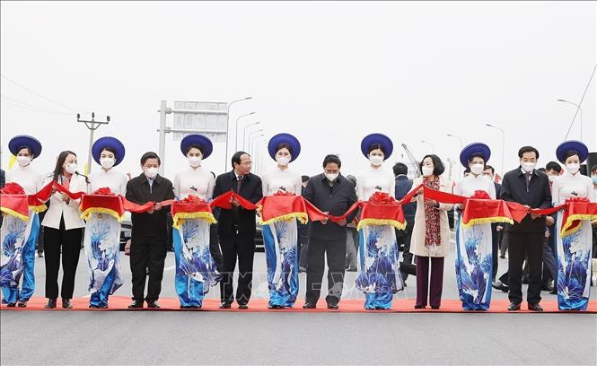 Thủ tướng Phạm Minh Chính và các đại biểu cắt băng khánh thành đoạn cao tốc Cao Bồ-Mai Sơn. Ảnh: Dương Giang/TTXVN