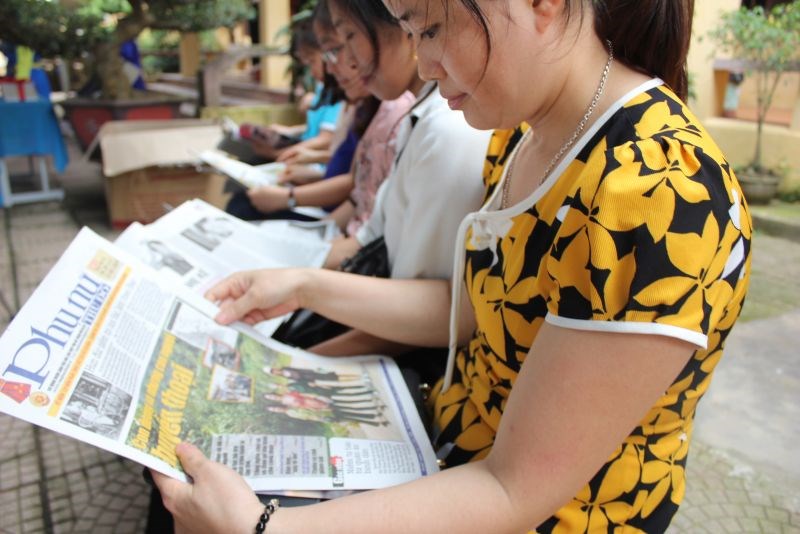 Các độc giả đọc báo Phụ nữ Thủ đô