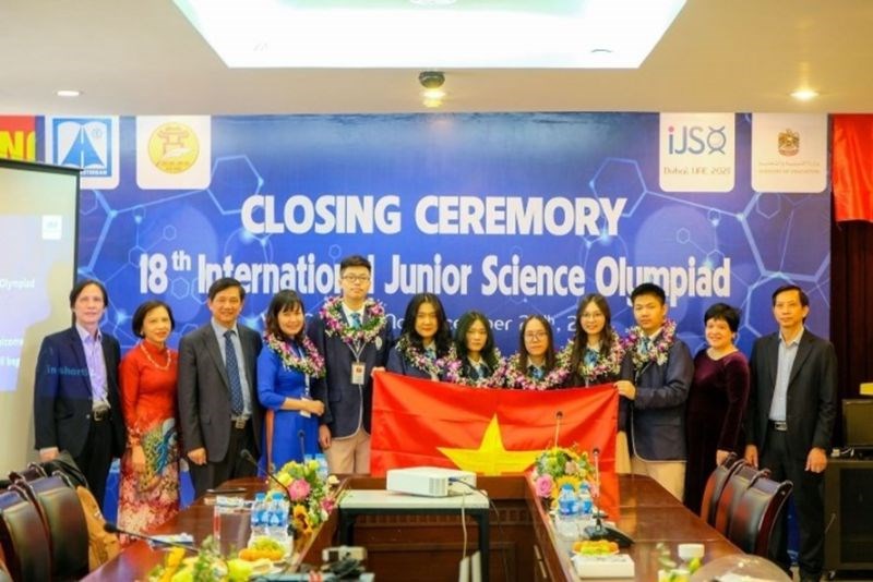 Các đồng chí lãnh đạo Sở GD-ĐT Hà Nội, trường THPT chuyên Hà Nội - Amsterdam đón các học sinh chiến thắng trở về từ kỳ thi Olympic Khoa học trẻ quốc tế (IJSO)