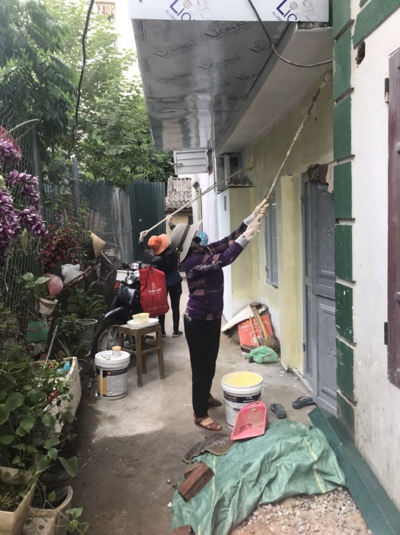 Hội viên phụ nữ phường Khương Đình, quận Thanh Xuân giúp nhau sửa nhà