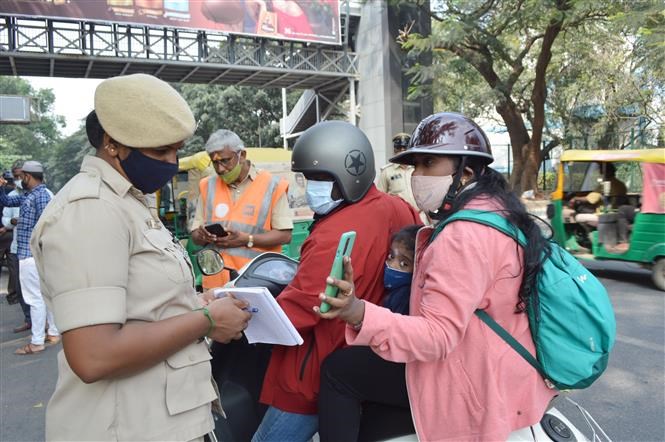 Cảnh sát kiểm tra các phương tiện tại Bangalore, Ấn Độ. Ảnh: THX/TTXVN