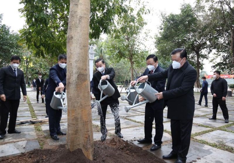 Bí thư Thành ủy Hà Nội trồng cây trong khuôn viên Đền thờ Hoàng đế Quang Trung