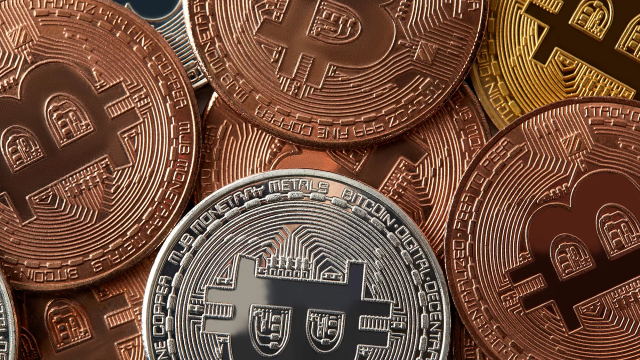 Hồi tháng 1/2020, đồng Bitcoin từng ghi nhận mức giá cao kỷ lục 68.000 USD. Tuy nhiên, đồng tiền này đã giảm mạnh xuống còn 38.595 USD ngày 1/2/2022.
