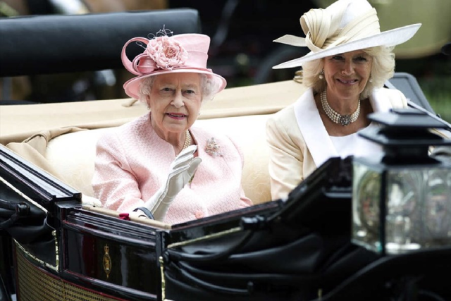 Nữ hoàng Anh Elizabeth II và Nữ công tước xứ Conrwall Camilla (phải). Ảnh: AP