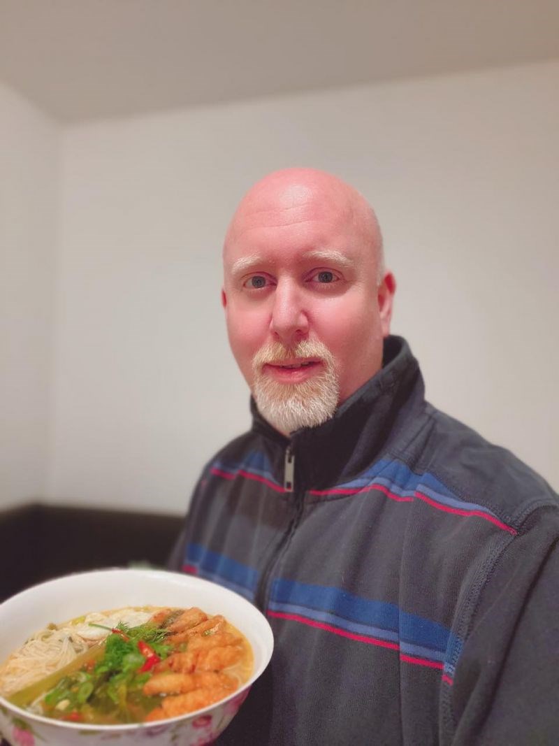 Anh Jens và tô bún cá -một món ăn của Việt Nam do anh tự tay nấu