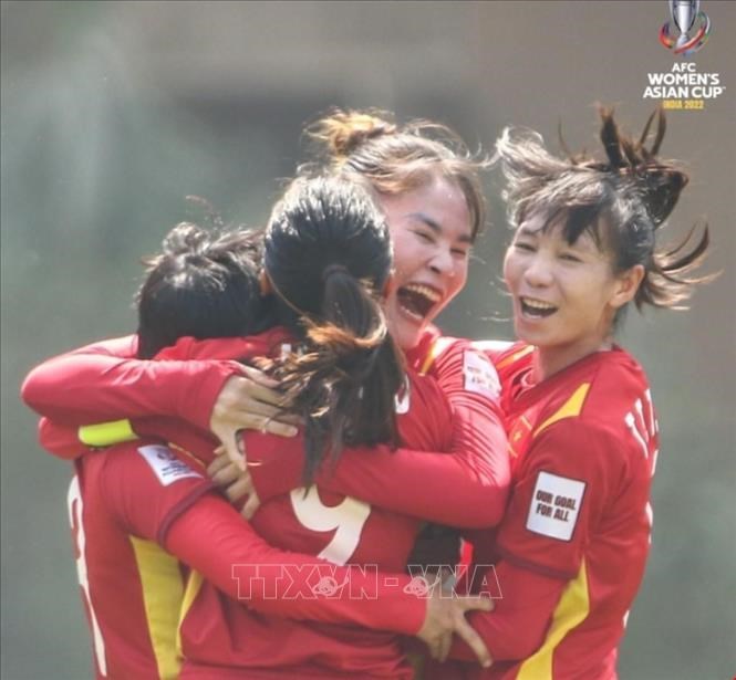 Các cầu thủ tuyển nữ Việt Nam vui mừng sau khi giành vé dự vòng chung kết World Cup. Ảnh: TTXVN/phát