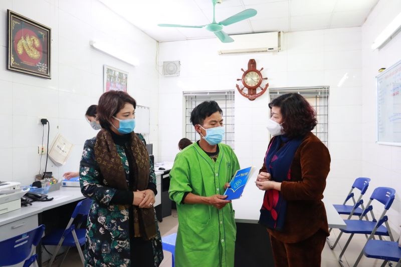 Lãnh đạo Hội LHPN TP Hà Nội và báo Phụ nữ Thủ đô thăm hỏi, động viên gia đình cháu bé, mong cháu bé tai qua nạn khỏi