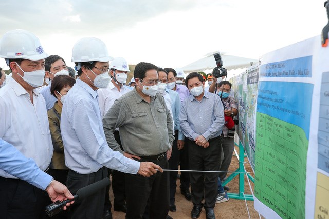 Thủ tướng Phạm Minh Chính nghe báo cáo tiến độ thi công tuyến cao tốc Phan Thiết - Dầu Giây. Ảnh VGP/Nhật Bắc