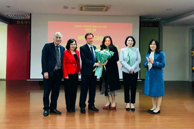 Ông Trương Quang Việt (ở giữa) nhận hoa chúc mừng khi giữ chức Giám đốc CDC Hà Nội chiều ngày 8/2. Ảnh: Trần Viết Hạnh