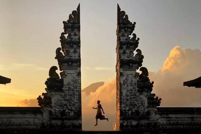 Pura Penataran Agung Lempuyang là ngôi đền Hindu của người Bali nằm ở Karangasem. Pura Penataran Agung được coi là một phần của tổ hợp Pura, tòa nhà bao quanh núi Lempuyan. Đây không chỉ là một trong những ngôi đền được sùng bái nhất ở Bali, mà còn là một địa danh chụp ảnh rất phổ biến đối với khách du lịch.