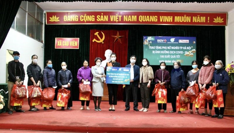 Báo Phụ nữ Thủ đô phối hợp với Ngân hàng TMCP Đầu tư và Phát triển Việt Nam (BIDV) trao tặng quà Tết cho phụ nữ khó khăn xã Cao Viên, huyện Thanh Oai, Hà Nội.