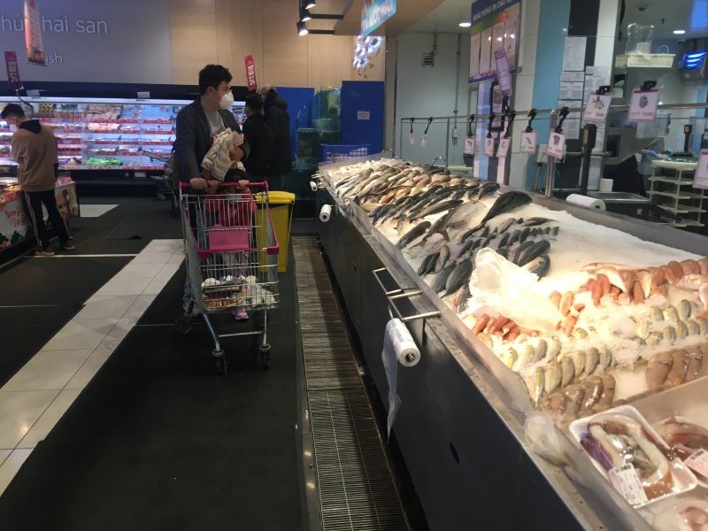 Người tiêu dùng chọn mua thực phẩm tươi sống tại siêu thị Aeon Mall Long Biên