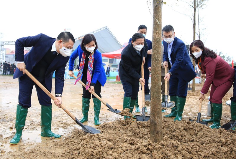 Phó Bí thư Thường trực Thành ủy Nguyễn Thị Tuyến cùng lãnh đạo Thành phố, huyện Mê Linh trồng cây tại sân vận động xã Tự Lập