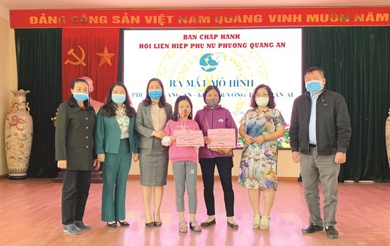 Hội LHPN phường Quảng An tặng quà cho phụ nữ khó khăn và học bổng cho học sinh nghèo vượt khó. 	Ảnh: HPN