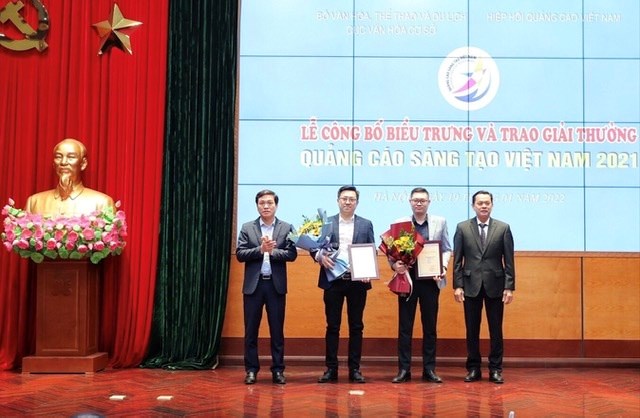 Đại diện Bộ VH-TT-DL trao giải thưởng cho các đơn vị có tác phẩm đạt giải.