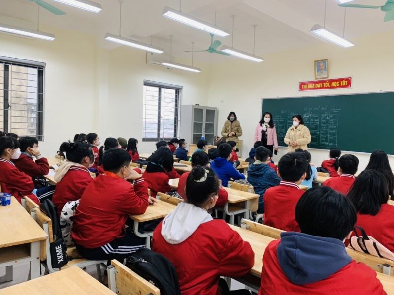 Tại trường THCS Yên Viên, do dịch bệnh nên trường không tổ chức đón học sinh lớp 6. Thay vào đó, sáng nay, Ban Giám hiệu đã trực tiếp tới từng lớp, động viên, lì xì các học sinh