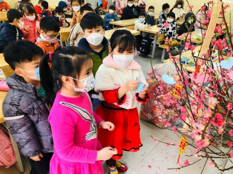 Trong ngày đầu tiên đi học trở lại, các học sinh lớp 1A trường tiểu học Yên Viên được cô giáo cho chơi trò hái hoa dân chủ