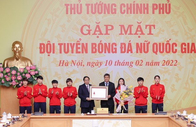 Thủ tướng Chính phủ Phạm Minh Chính trao tặng Huân chương Lao động các hạng cho Đội tuyển Bóng đá nữ Quốc gia, Huấn luyện viên trưởng Mai Đức Chung và 7 vận động viên - Ảnh: VGP/Nhật Bắc