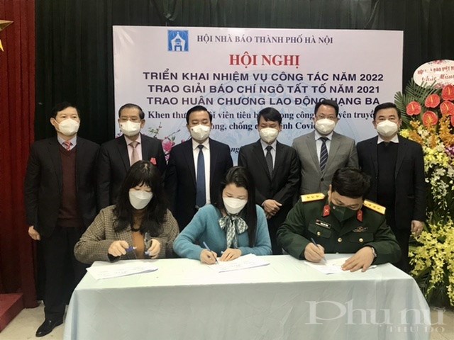 Đại diện các Liên Chi hội, Chi hội Hội Nhà báo Hà Nội ký cam kết thi đua.