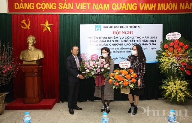 Đồng chí Lê Quỳnh Trang - Tổng Biên tập Báo Phụ nữ Thủ đô tặng hoa chúc mừng đồng chí Tô Quang Phán - Chủ tịch Hội Nhà báo Hà Nội.