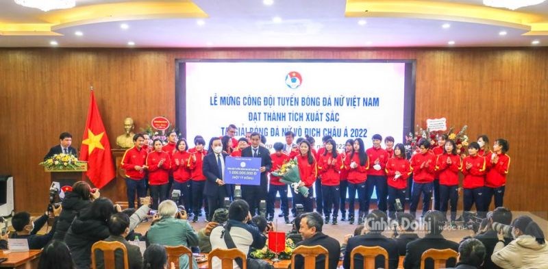 UBND TP Hà Nội trao tặng ĐT nữ Việt Nam 1 tỷ đồng - ảnh 1