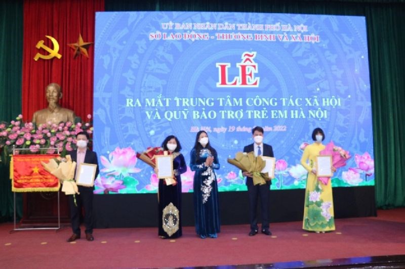 Ảnh: Đồng chí Bạch Liên Hương - Thành ủy viên, Giám đốc Sở Lao động TB&XH Hà Nội trao quyết định bổ nhiệm các đồng chí Lãnh đạo Trung  tâm Công tác xã hội và Quỹ Bảo trợ trẻ em Hà Nội.