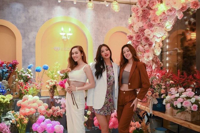 Hoa hậu Khánh Vân, Á hậu Hoàng My chúc mừng Á hậu Kim Duyên mở tiệm hoa tươi