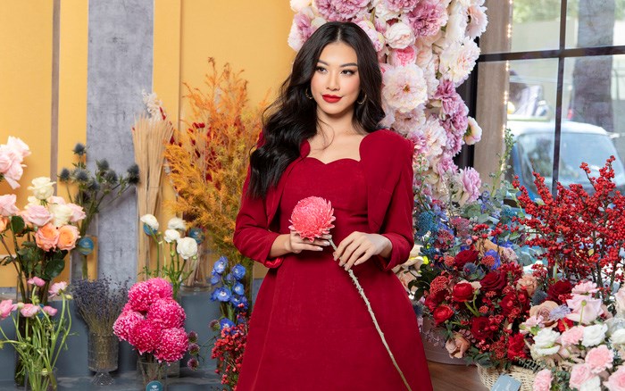 Á hậu Kim Duyên tại tiệm hoa của mình
