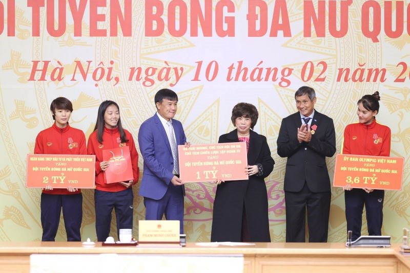 Bà Thái Hương trao tặng đội tuyển bóng đá nữ quốc gia Việt Nam 1 tỷ đồng tiền mặt, 500 triệu đồng sản phẩm, 5 năm miễn phí sử dụng các sản phẩm tốt cho sức khỏe của TH. Ảnh: LH