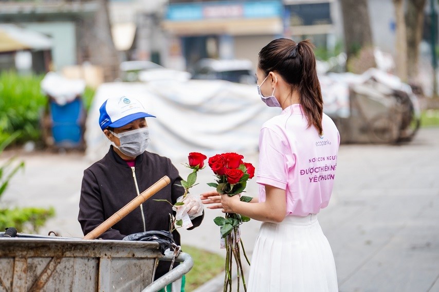 Valentine 2022: Màn tỏ tình ấn tượng nhất thế giới vừa diễn ra tại Hà Nội với 99.999 bông hồng - ảnh 13
