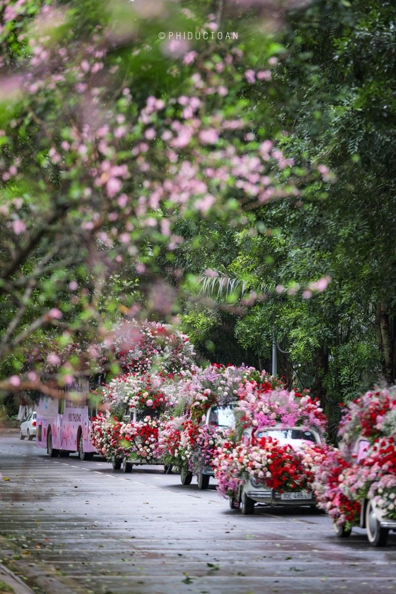Ngay từ sáng sớm, đoàn xe đã di chuyển từ Khu đô thị Ecopark vào trong Hà Nội. Đoàn xe này di chuyển qua những cung đường chính, và dừng tại hàng chục điểm để tặng hoa cho người dân.