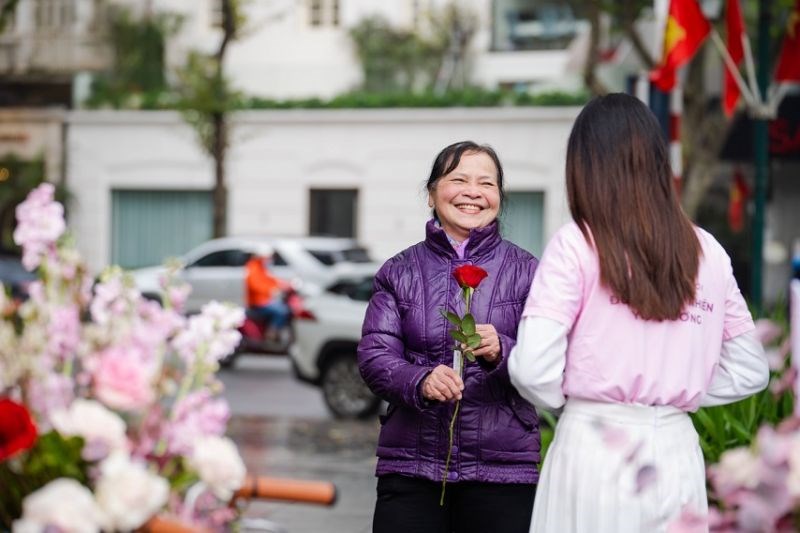 Valentine 2022: Màn tỏ tình ấn tượng nhất thế giới vừa diễn ra tại Hà Nội với 99.999 bông hồng - ảnh 11