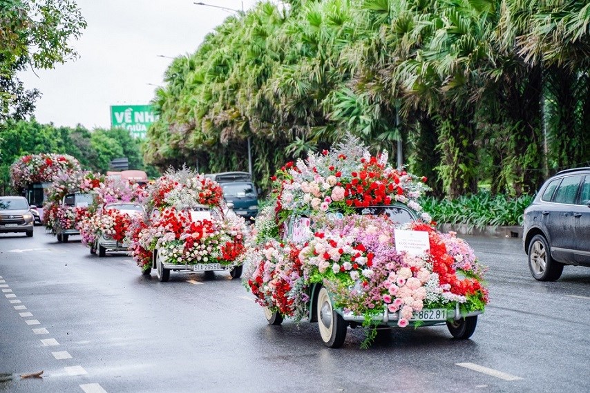 Rừng hoa khổng lồ này được Ecopark tạo thành bởi 99.999 bông hồng và trang trí trên những chiếc xe đạp, xe cổ và bus 2 tầng xinh xắn.