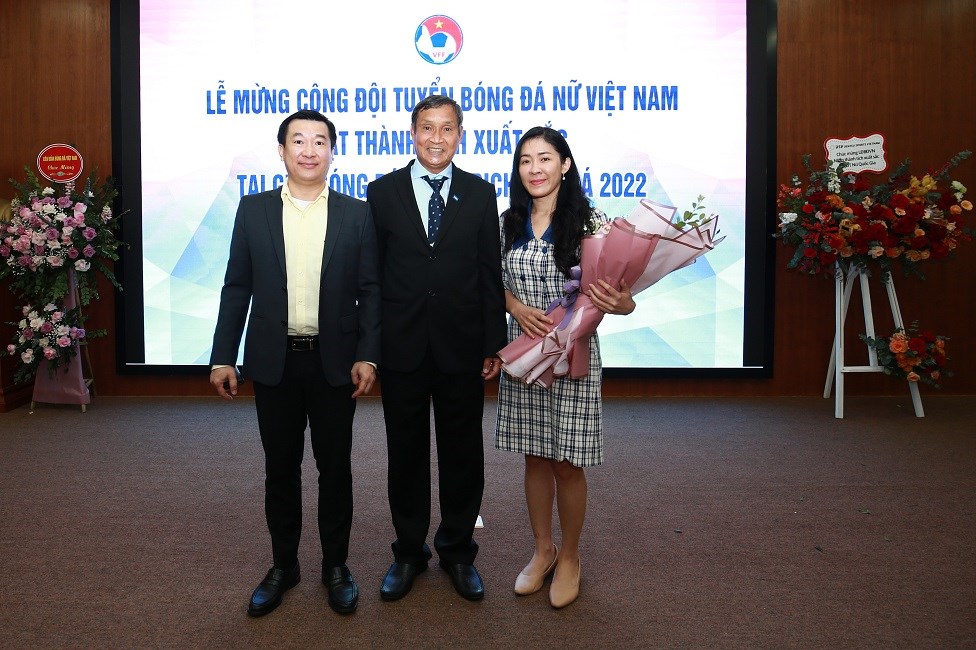 Đại diện Vinamilk chúc mừng và tặng hoa cho các “cô gái kim cương” cùng Ban huấn luyện đội tuyển đã lâp công cho bóng đá Việt Nam những ngày đầu xuân.