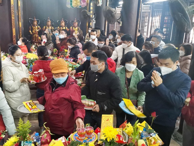 Cảnh tấp nập người tới làm lễ tại chùa Hà