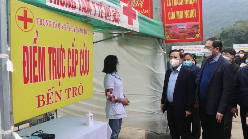 Phó Chủ tịch UBND TP Hà Nội Chử Xuân Dũng nghe báo cáo về công tác chuẩn bị phòng chống dịch
