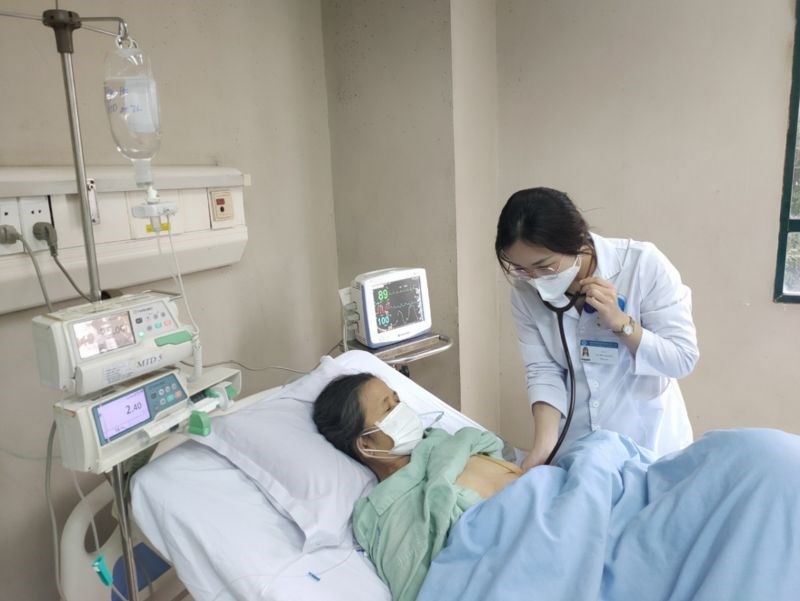 Bác sĩ bệnh viện Hữu Nghị (Hà Nội) khám cho một bệnh nhân tới điều trị hậu Covid-19