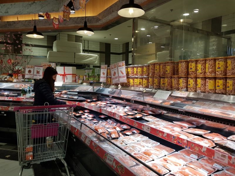 Người tiêu dùng chọn mua hàng tại siêu thị Aeon Hà Đông