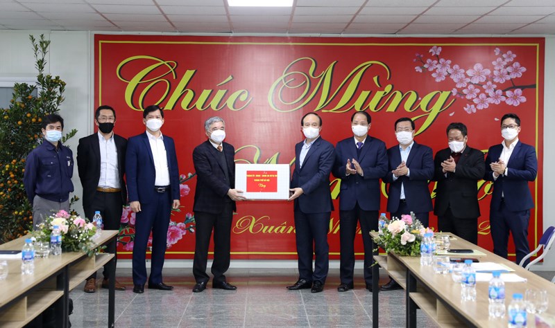 Chủ tịch HĐND thành phố Nguyễn Ngọc Tuấn trao quà của thành phố cho tập thể Ban Quản lý Dự án đầu tư xây dựng công trình cấp nước, thoát nước và môi trường thành phố Hà Nội 	Ảnh: PV