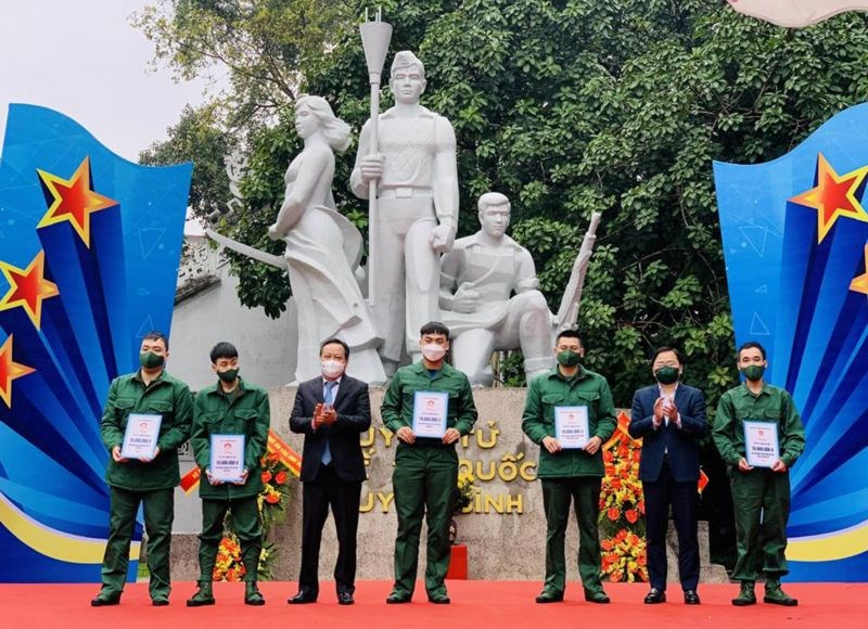 Phó Bí thư Thành ủy Hà Nội Nguyễn Văn Phong trao sổ tiết kiệm cho các tân binh