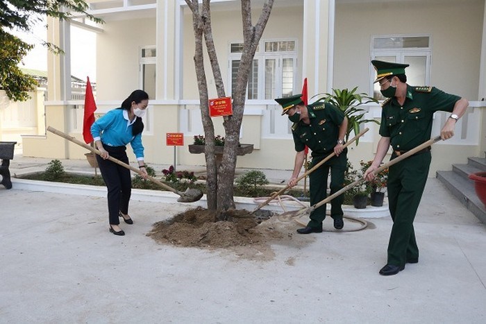 Tại đồn biên phòng Vĩnh Lương, Hội LHPN tỉnh Khánh Hòa và Bộ chỉ huy Bộ đội Biên phòng ra quân “Tết trồng cây đời đời nhớ ơn Bác Hồ”Ảnh: HPN
