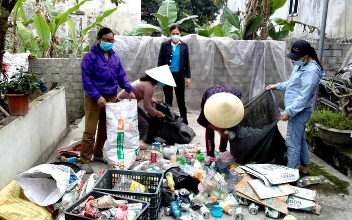 Phân loại rác thải đem bán để giúp đỡ phụ nữ, trẻ em có hoàn cảnh khó khăn